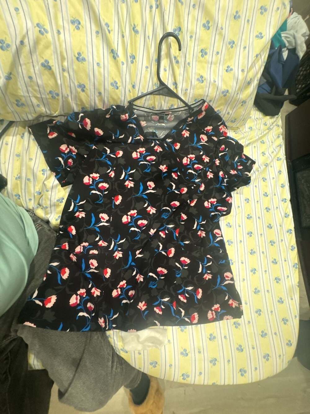 Elle Floral V-Neck Scrub Top Size Large